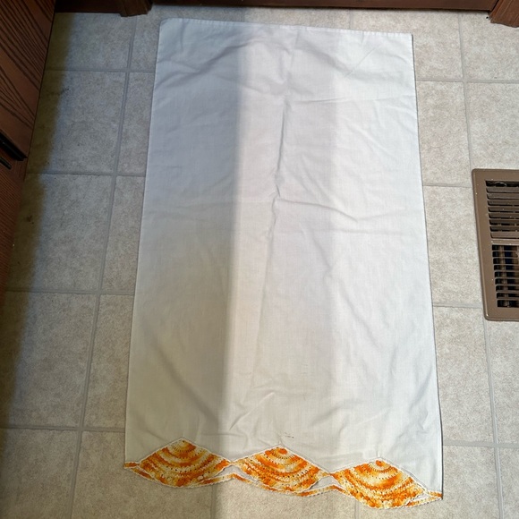 VTG set of 2 Orange crochet edge pillowcases. No stains or tears. - Picture 7 of 7